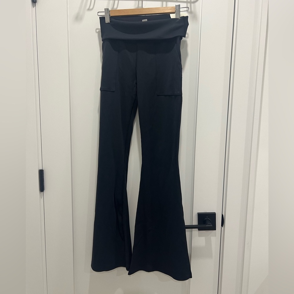 OFFLINE By Aerie Ribbed Pocket Foldover Flare Legging - Picture 2 of 4